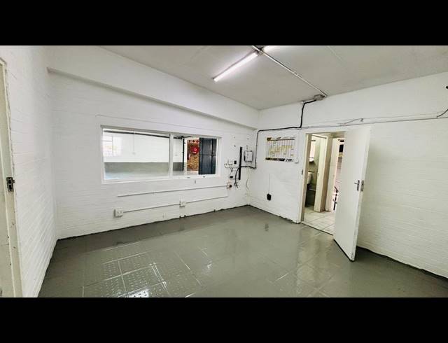 264M² WAREHOUSE TO LET IN FACTORIA